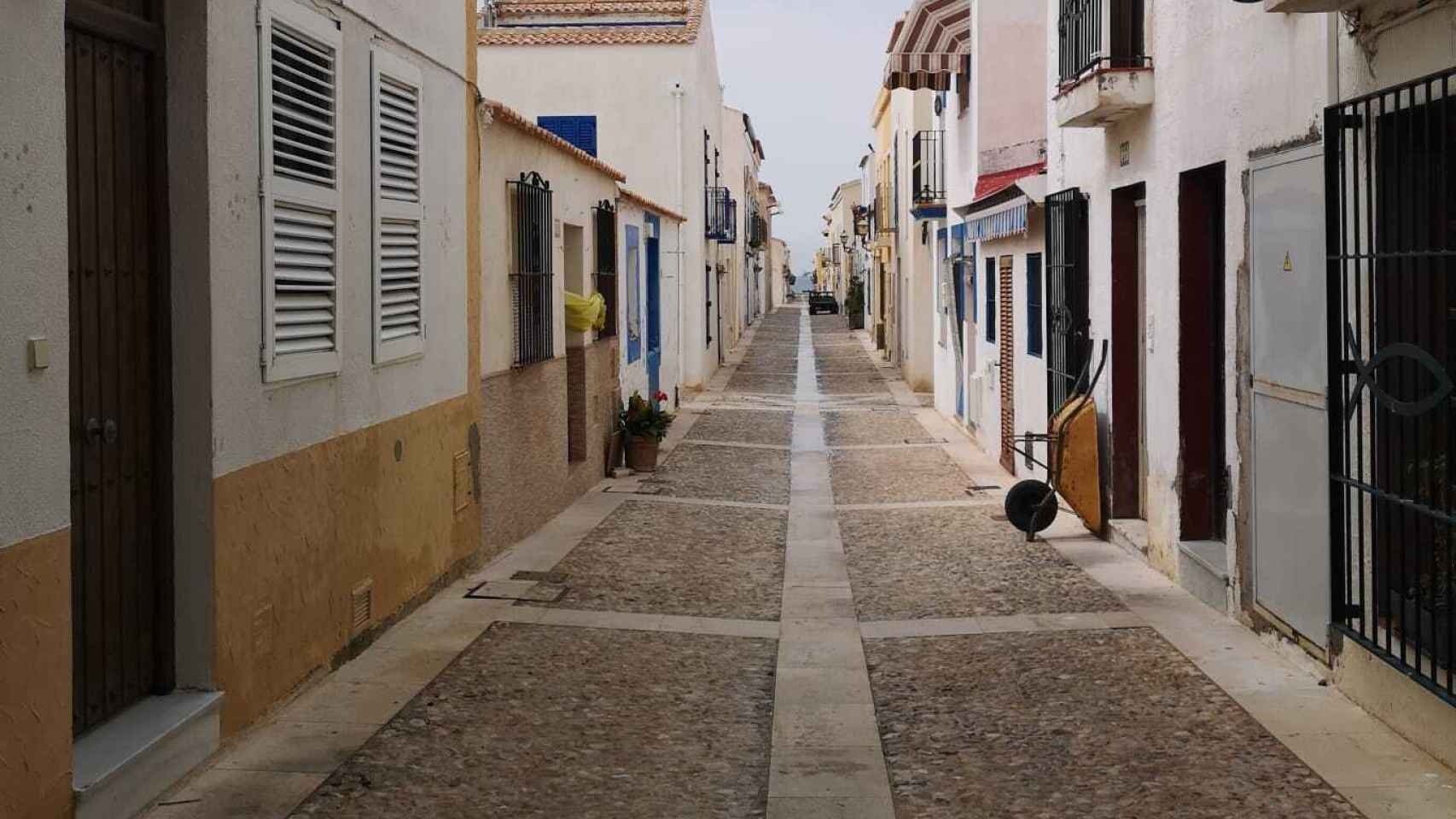 Las pocas calles que tiene la isla de Tabarca están desiertas.