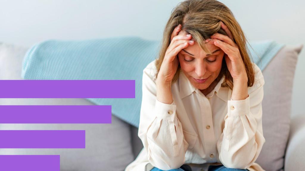 Una mujer apoyándose en la cabeza en su casa.