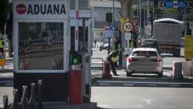 Un agente revisa la documentación del conductor de un vehículo en la verja de Gibraltar