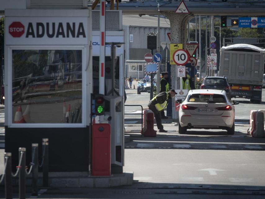 Un agente revisa la documentación del conductor de un vehículo en la verja de Gibraltar