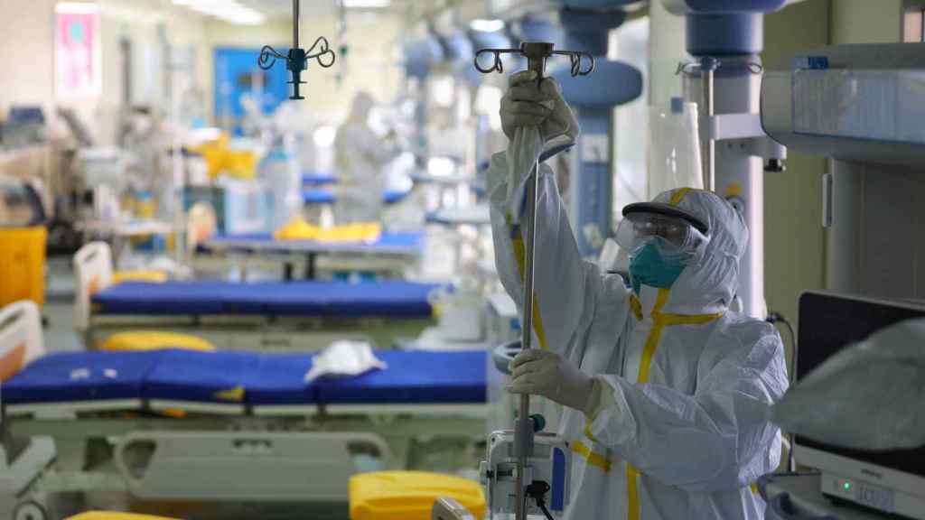 Un trabajador sanitario desinfecta una UCI en un hospital chino.