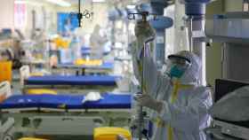 Un trabajador sanitario desinfecta una UCI en un hospital chino.