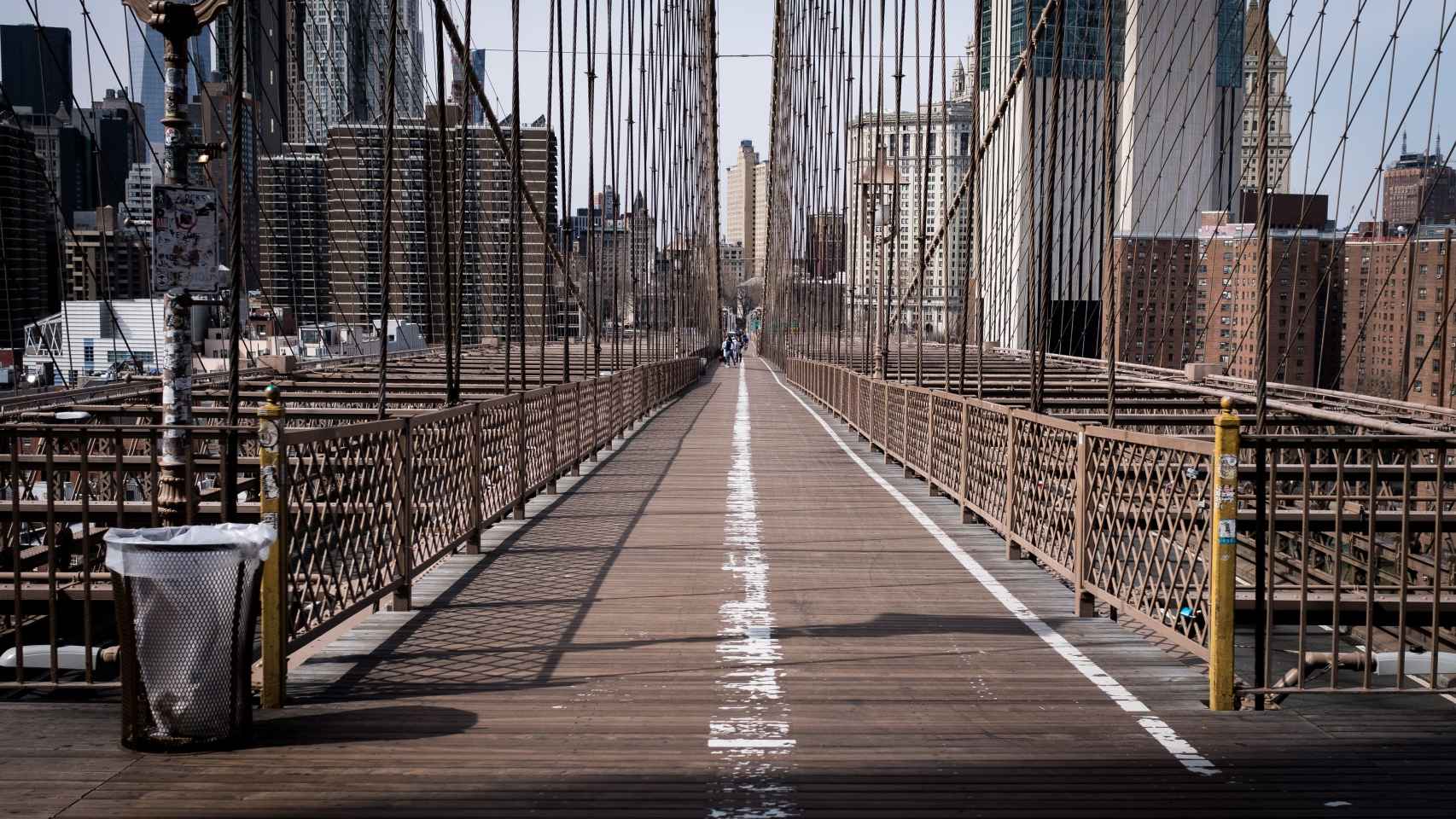 El puente de Brookñyn de Nueva York, vacío, este jueves