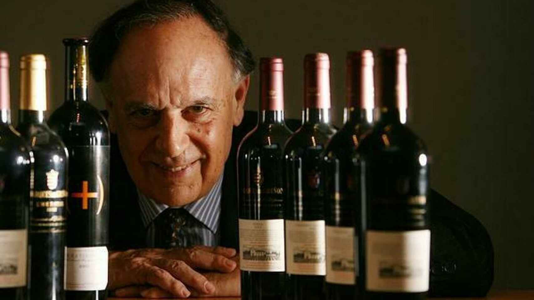 Carlos Falcó junto a sus nueve vinos.