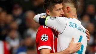 Robert Lewandowski y Sergio Ramos abrazándose