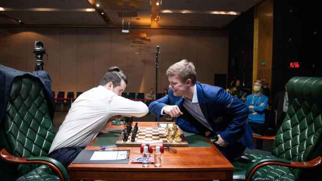 Los ajedrecistas Kirill Alekseenko y Ian Nepomniachtchi se saludan con el codo en lugar de la mano