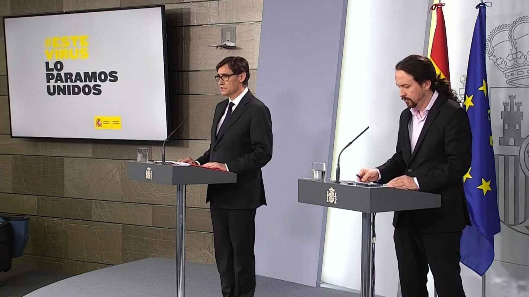 El vicepresidente segundo, Pablo Iglesias (d), este jueves durante la rueda de prensa en Moncloa, en la que ha comparecido junto al ministro de Sanidad, Salvador Illa (i).