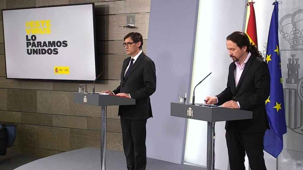 Pablo Iglesias (d), este jueves durante la rueda de prensa en Moncloa, en la que ha comparecido junto a Salvador Illa (i).