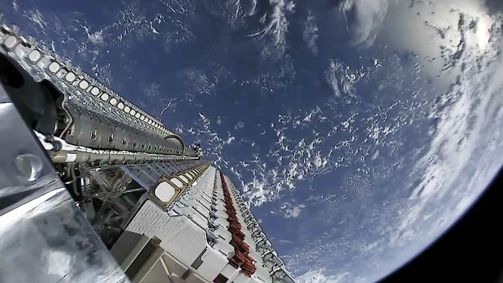 Imagen de los 60 satélites unidos justo después del lanzamiento de SpaceX