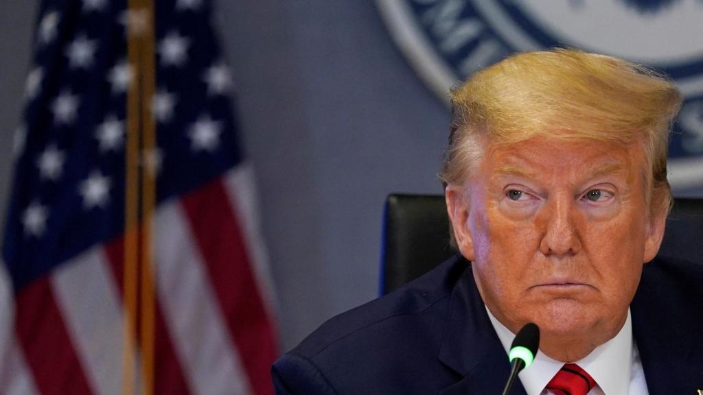 Trump , durante una reunión con el comité de emergencias