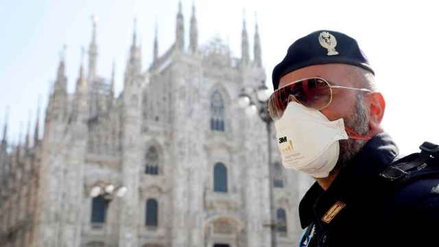 Un policía con mascarilla frente al Duomo de MIlán