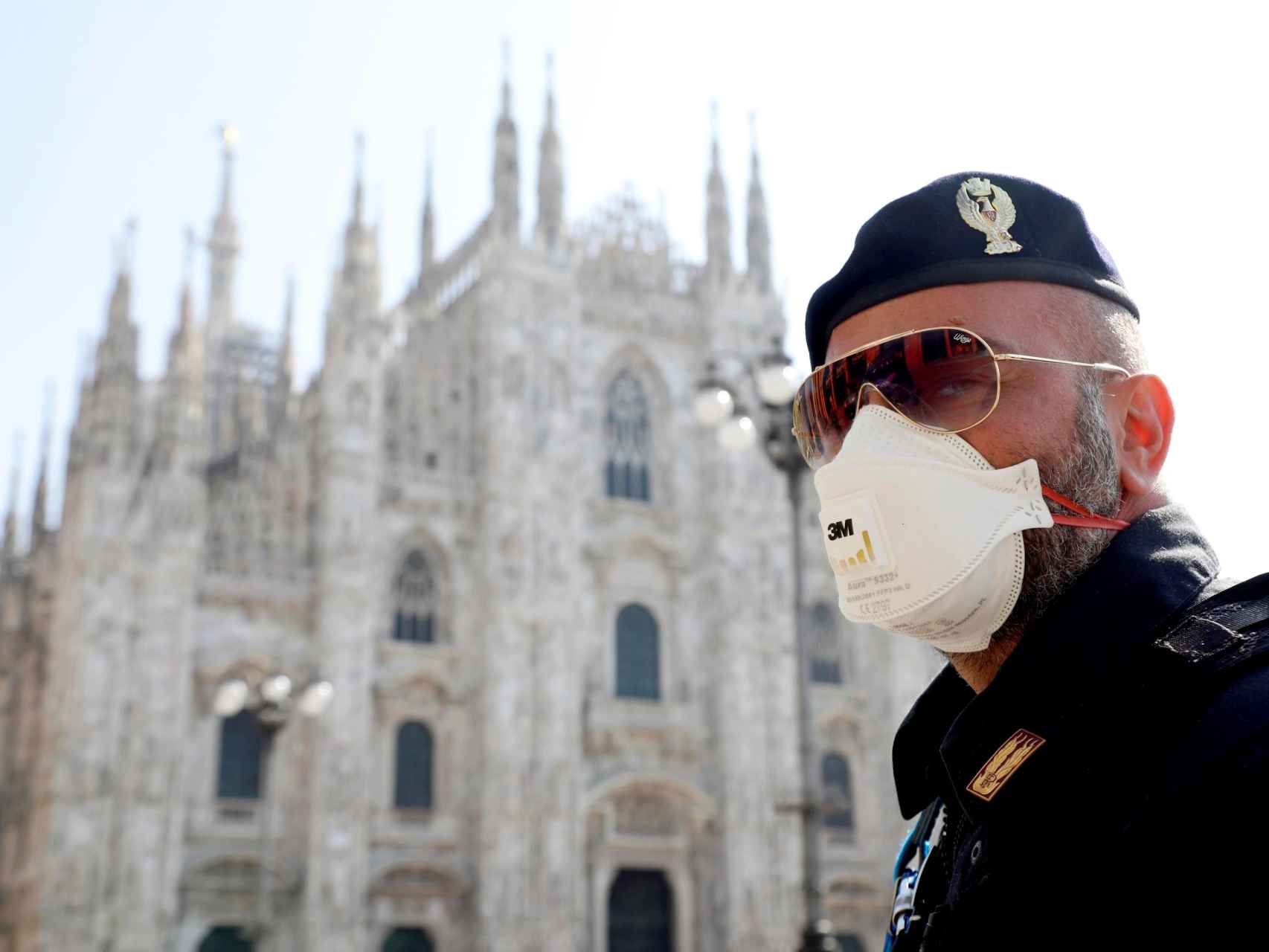 Un policía con mascarilla frente al Duomo de MIlán