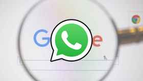 Montaje con el logo de WhatsApp sobre la búsqueda de Google.