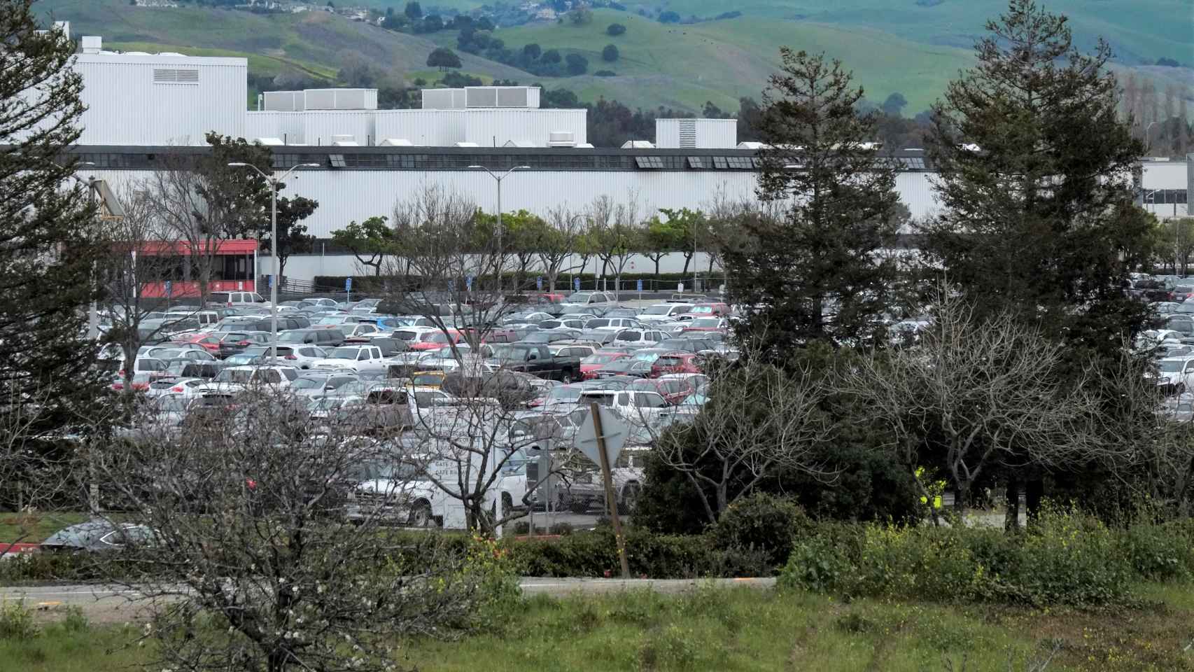 La fábrica de Tesla en Fremont estaba llena incluso después de la orden de confinamiento