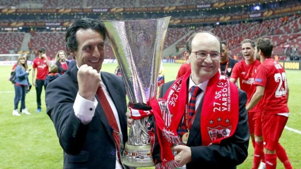 Unai Emeery junto a Pepe Casto con la copa de la Europa League