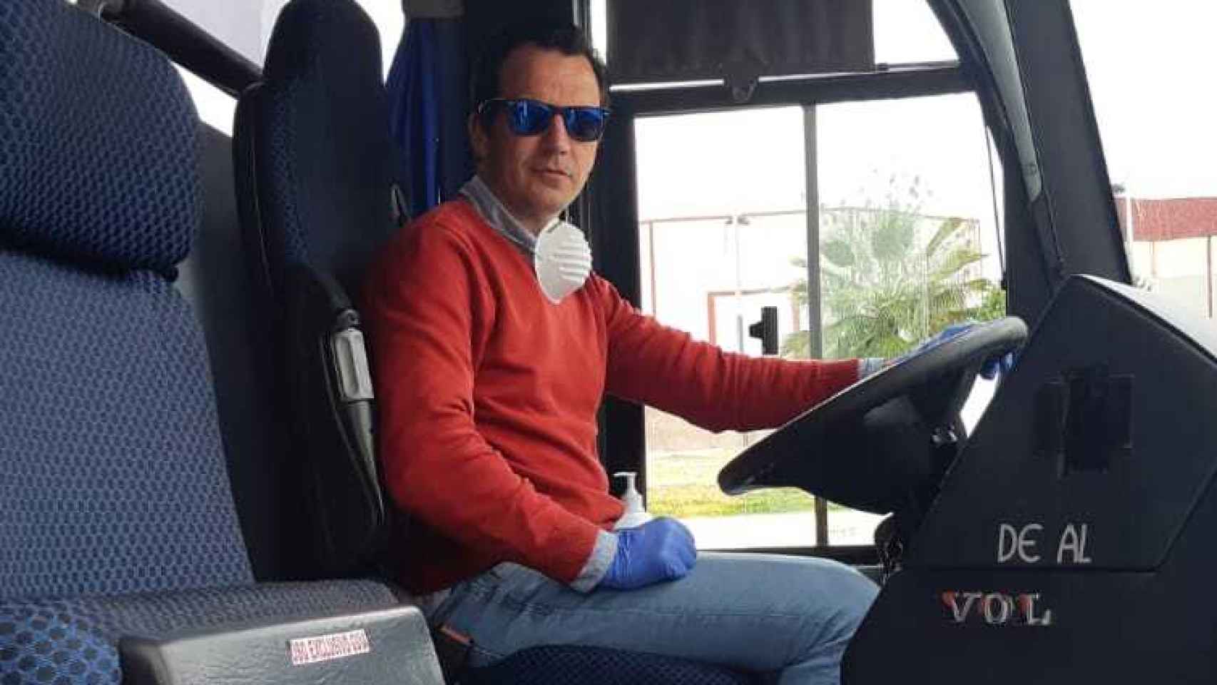 José Fernández en uno de los autobuses de su empresa, con la que da servicio de trasporte a muchos vecinos de Trebujena.