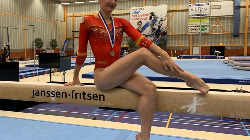 Cintia Rodríguez posa con una medalla conseguida de camino a Tokio 2020