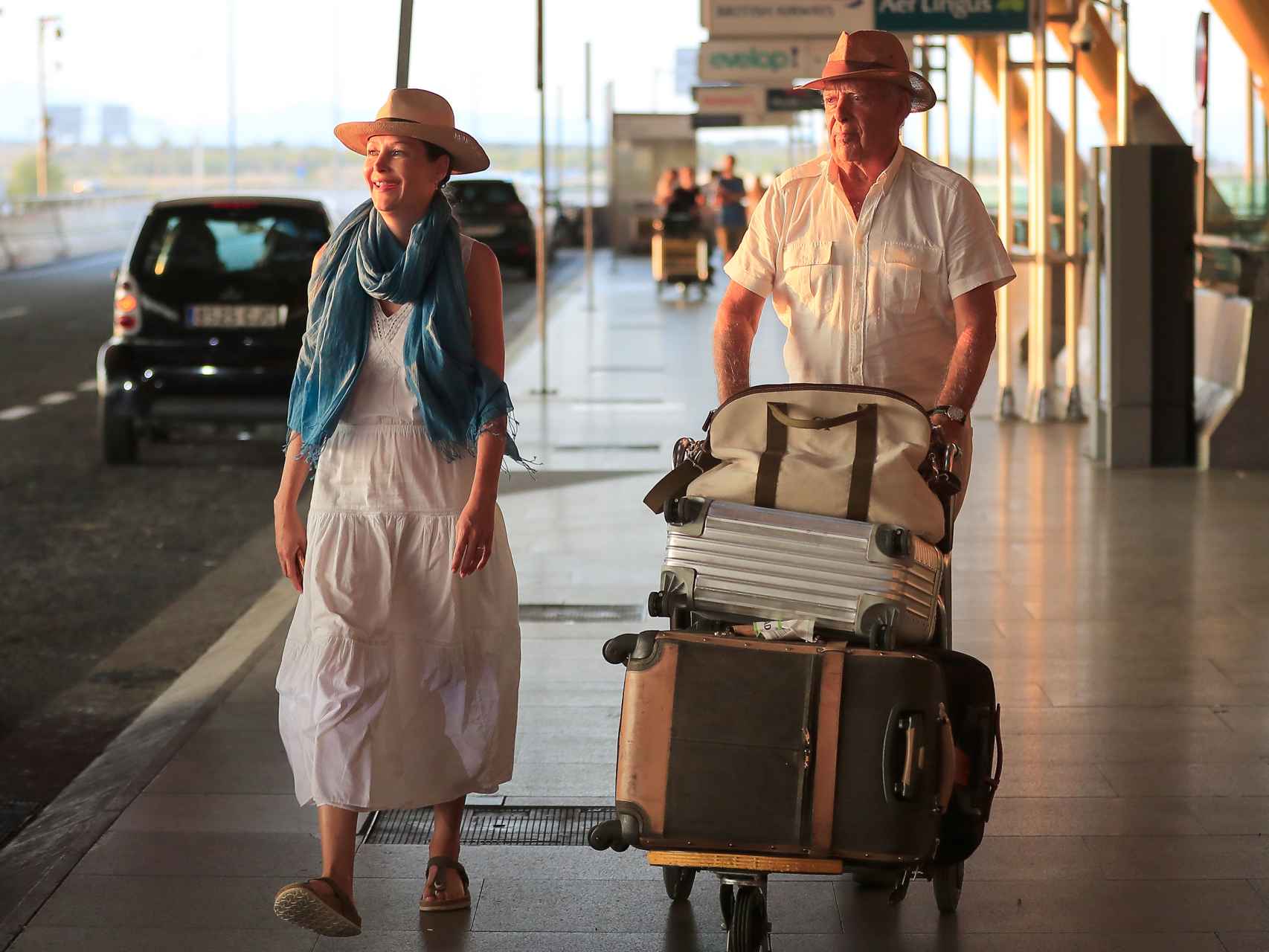 Carlos Falcó y Esther Doña en el aeropuerto de Madrid.