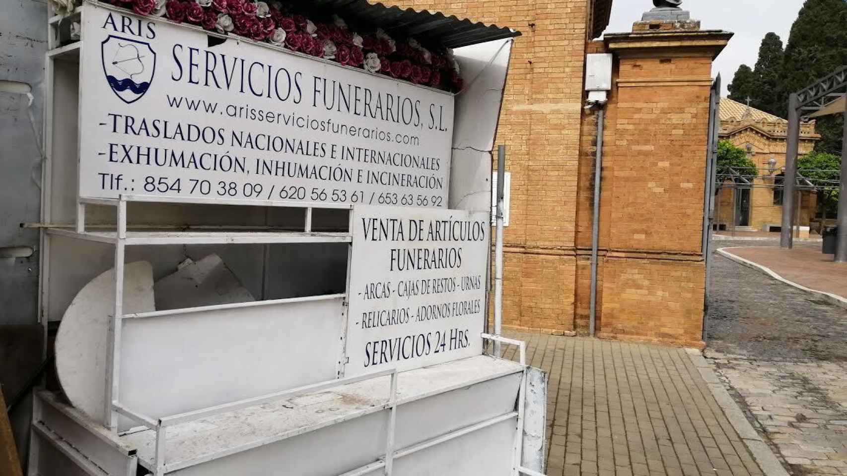 Las floristerías del cementerio de Sevilla, cerradas a cal y canto.