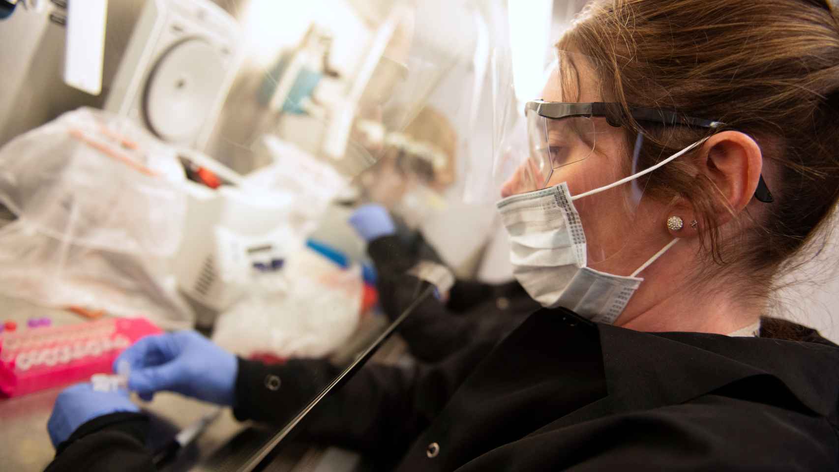 Una científica trabaja con muestras de coronavirus para probar la hidroxicloroquina en un ensayo en la Universidad de Minnesota.