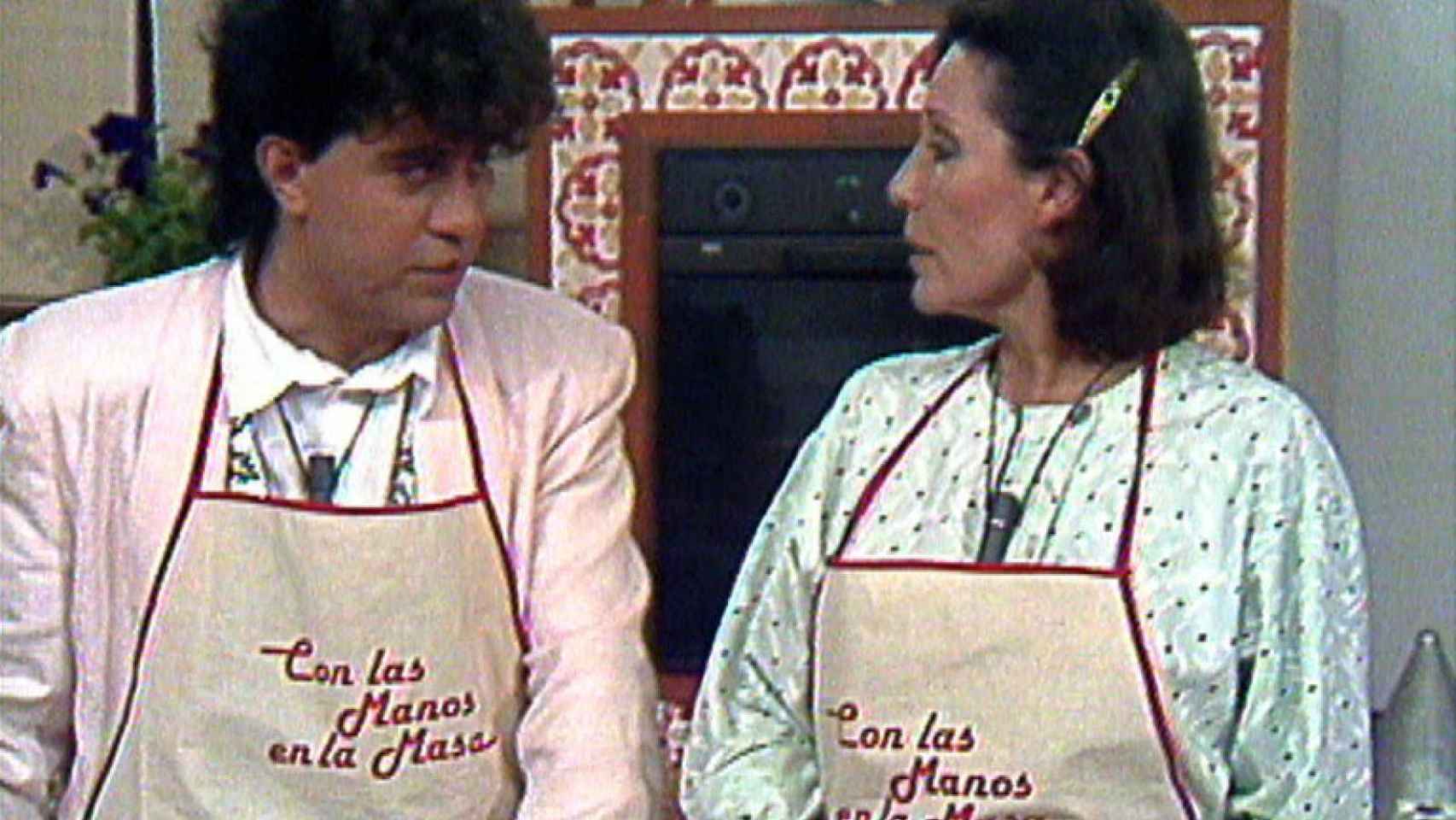 Elena Santoja y Pedro Almodóvar en 'Con las manos en la masa'.
