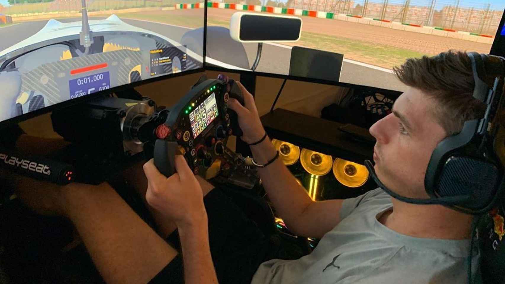 Max Verstappen, jugando a un simulador Fórmula 1
