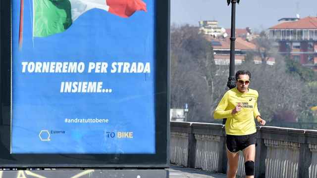 Un hombre haciendo ejercicio cerca del río Po, en Turín.