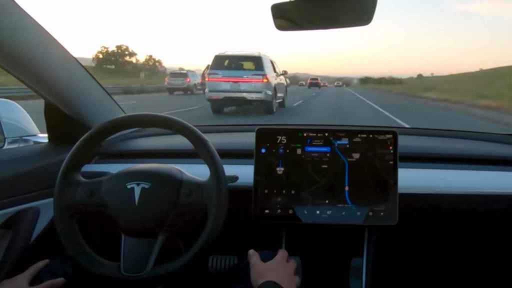 Tesla en modo Autopilot, capaz de tomar el control del coche