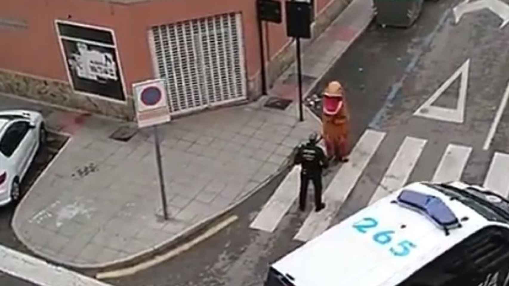 La Policía de Murcia lidiando con un 'dinosaurio' que había salido a la calle