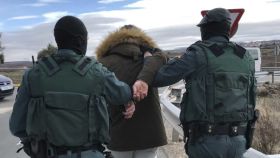 Agentes de la Guardia Civil detienen a una mujer.