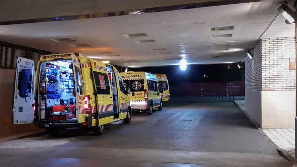 Tres ambulancias esperan en Urgencias del Gregorio Marañón.
