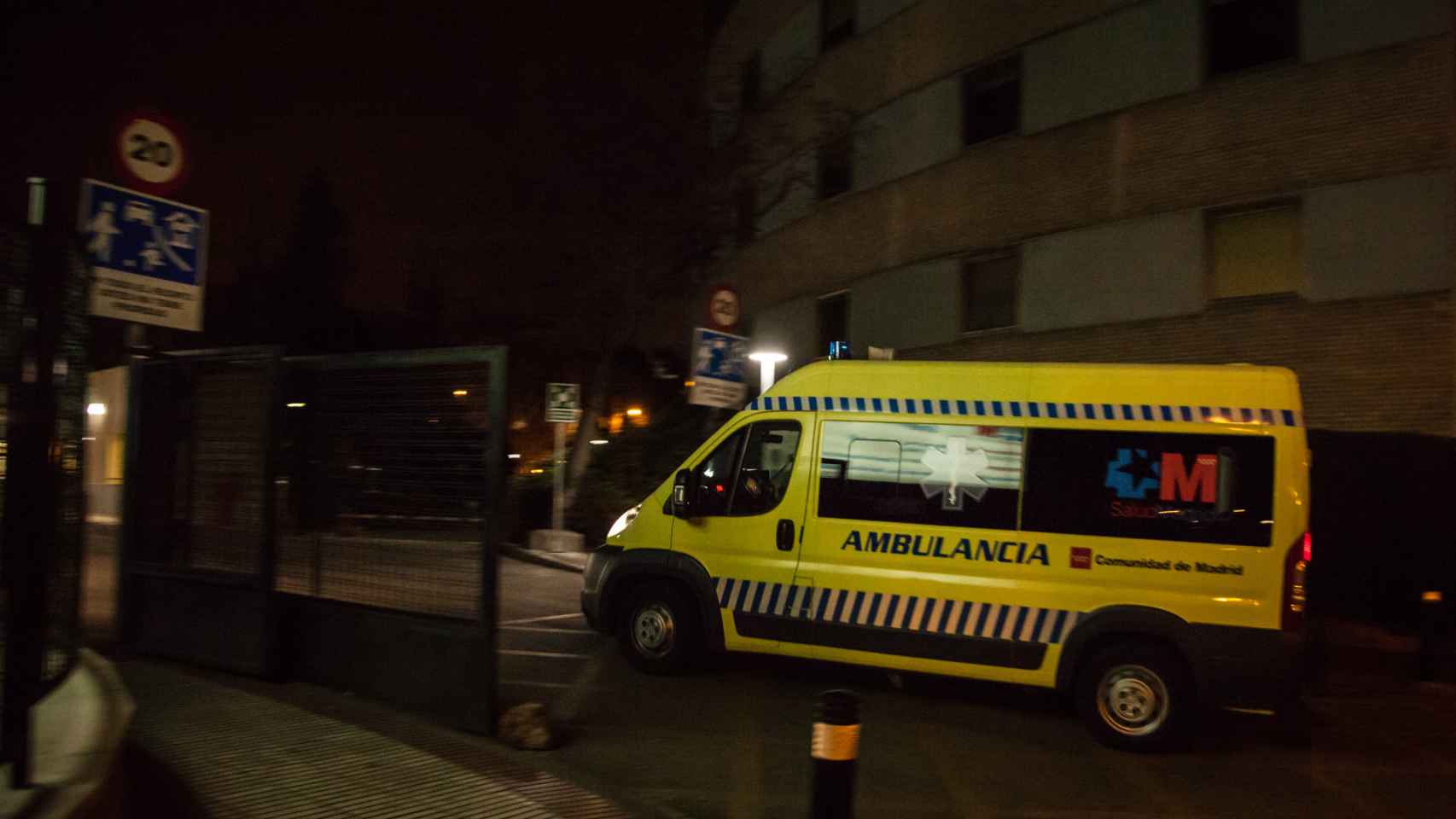 Una ambulancia entra en el Hospital Gregorio Marañón la madrugada de este sábado.