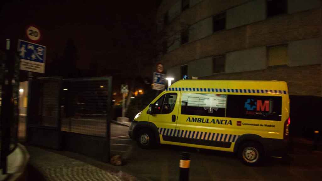 Una ambulancia entra en el Hospital Gregorio Marañón la madrugada de este sábado.