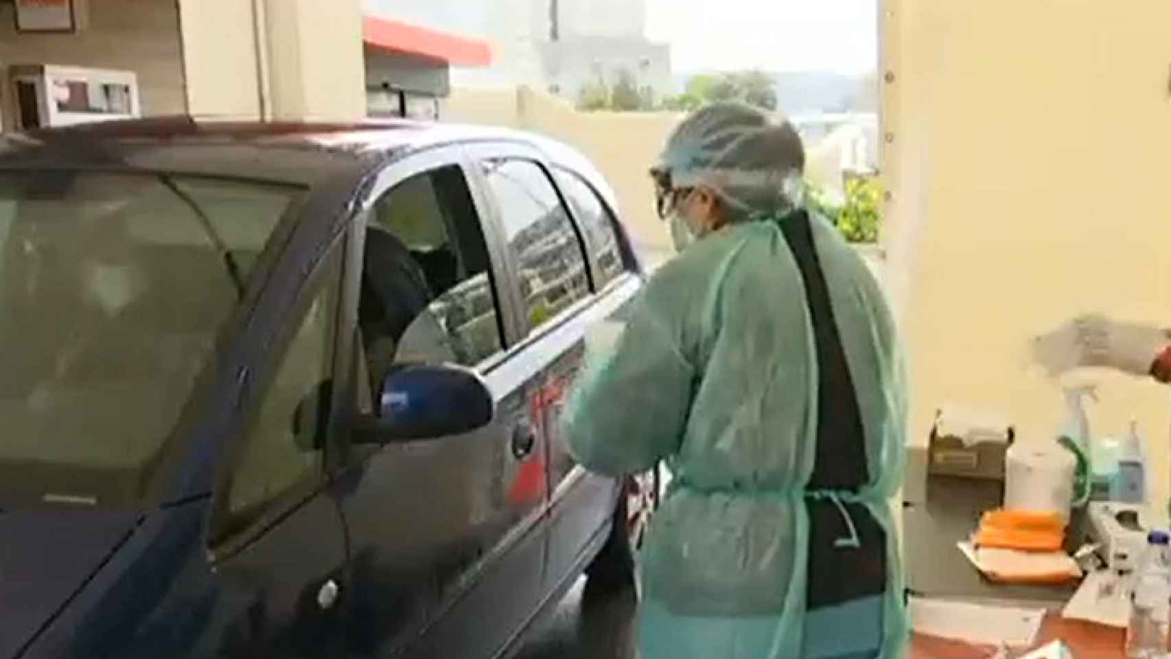Profesionales médicos realizan la prueba a un ciudadano en su coche.