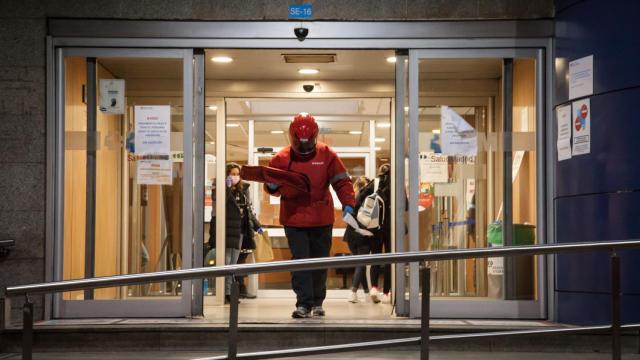 Un repartidor de pizza, sale cabizbajo del Hospital Ramón y Cajal, en Madrid.