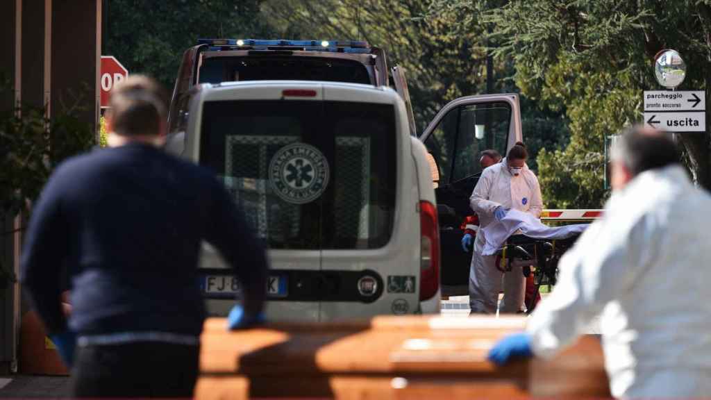 Una ambulancia llega a uno de los hospitales de Bérgamo.