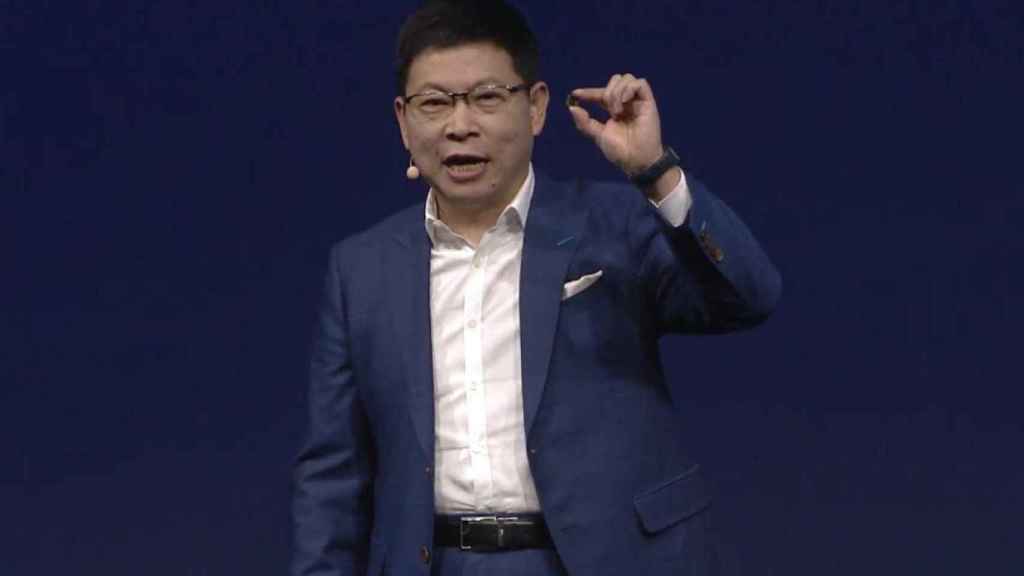 CEO de Huawei mostrando un procesador Huawei Kirin.