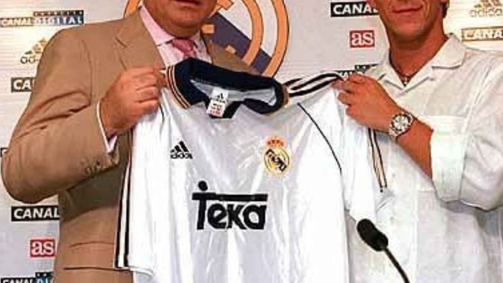 Michel Salgado con Lorenzo Sanz, el día de su presentación con el Real Madrid en 1999