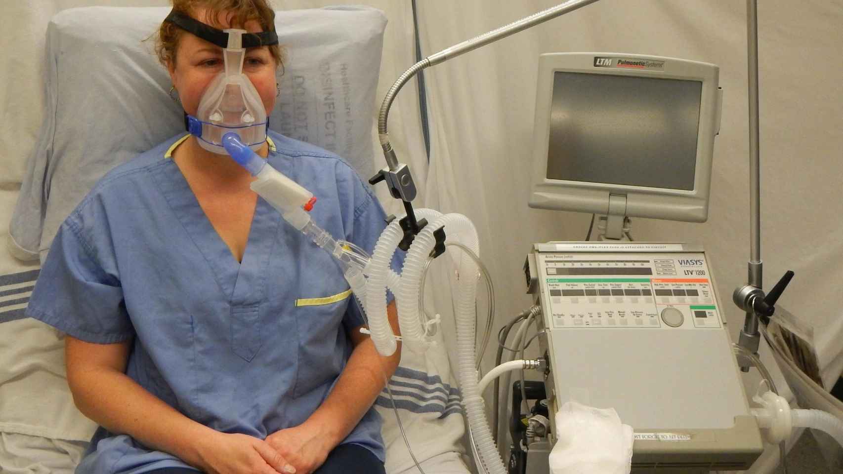 Una paciente conectada a un respirador.