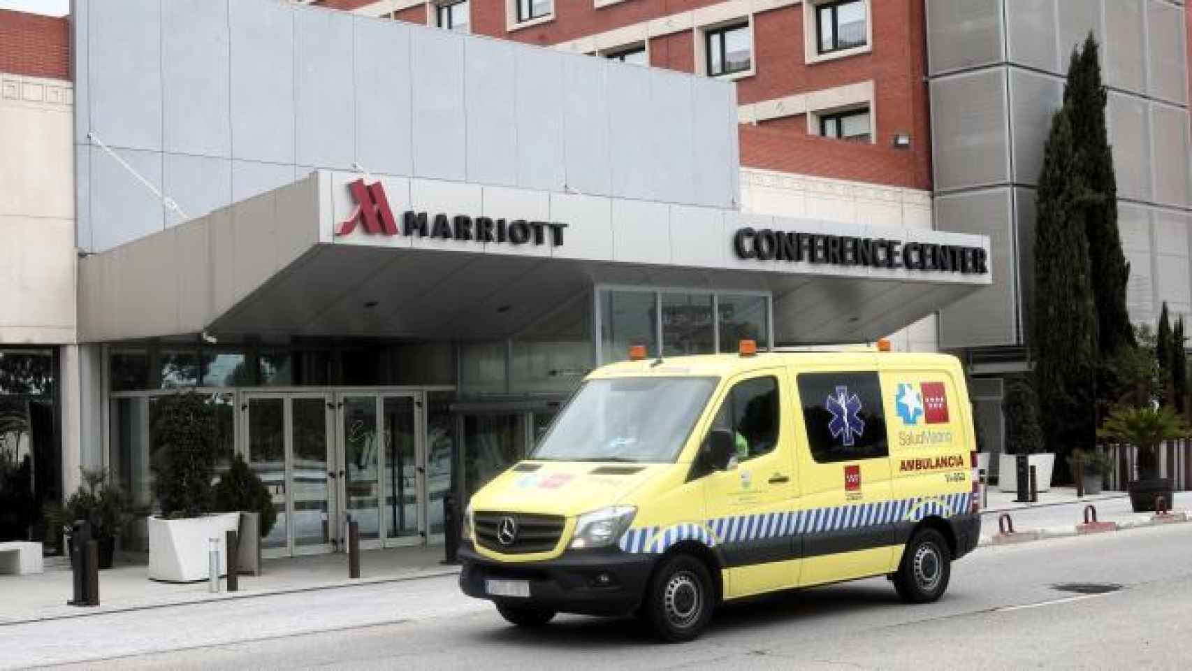 El hotel Marriott, con una ambulancia a sus puertas este fin de semana.