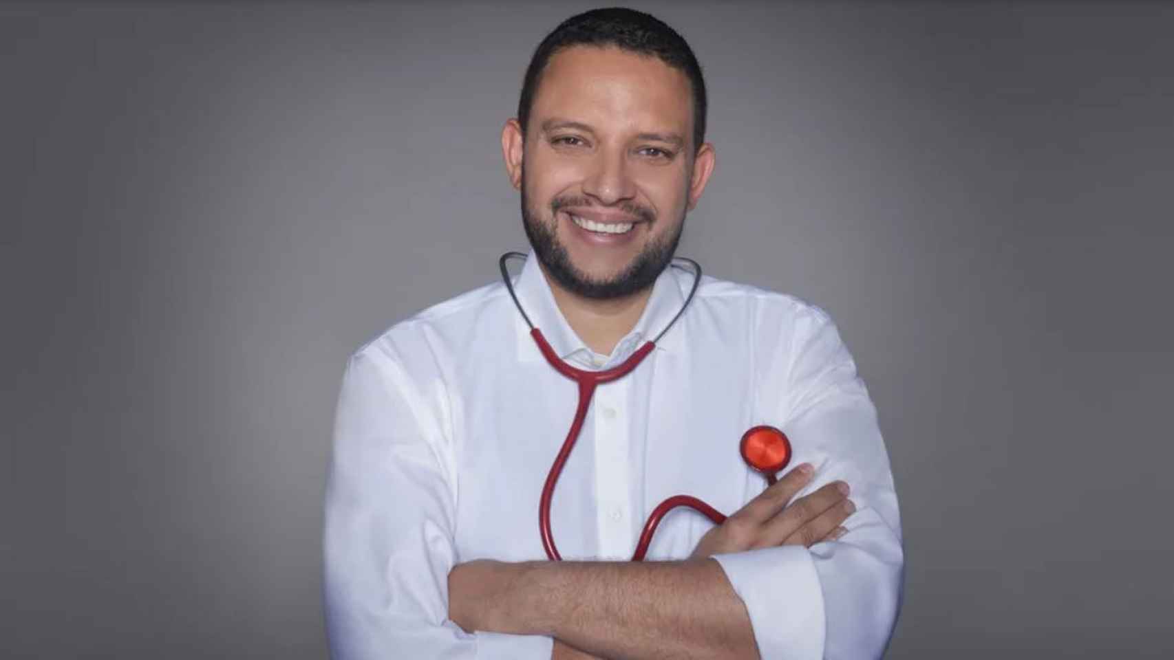 El doctor Julio Armas es el presentador del nuevo programa.