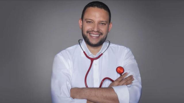 El doctor Julio Armas es el presentador del nuevo programa.