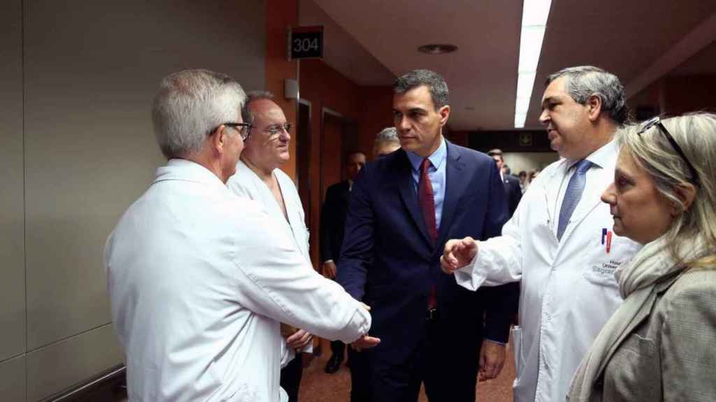 Pedro Sánchez conversa con médicos del hospital Sagrat Cor de Barcelona