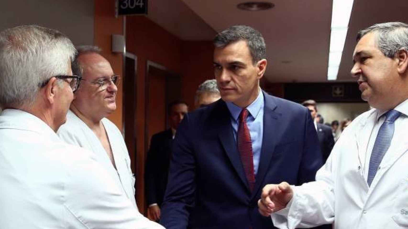 Pedro Sánchez conversa con médicos del hospital Sagrat Cor de Barcelona