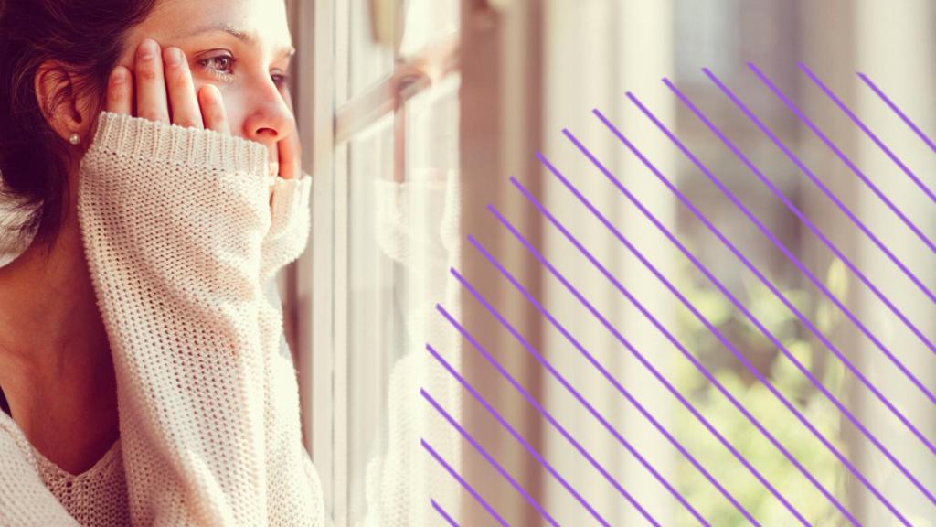 Una mujer mirando por la ventana.