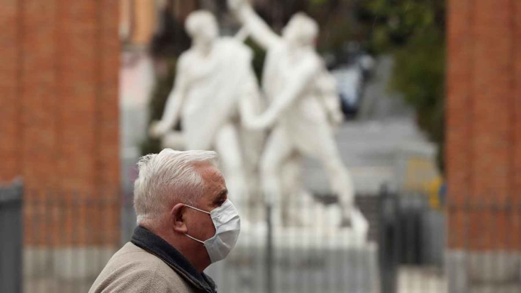 Un hombre protegido con una mascarilla transita una calle del madrileño barrio de Malasaña.