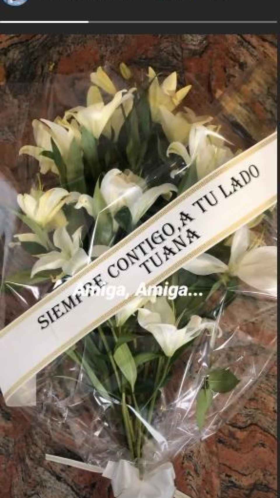 La corona de flores que Tuana ha enviado a Lucía Bosé.