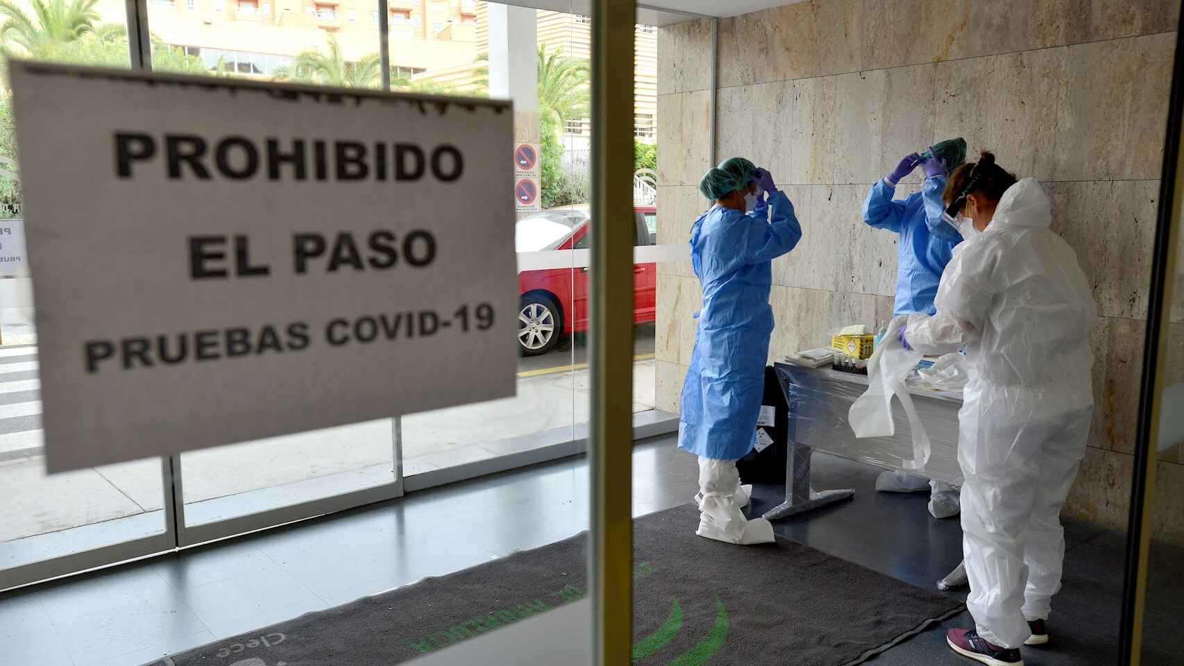 Pruebas de test rápido del coronavirus en Almería. EFE/ Carlos Barba