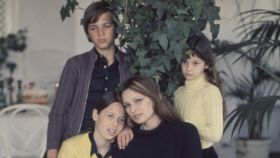 Lucía Bosé y sus tres hijos.