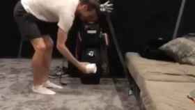 Gareth Bale jugando al golf con papel higiénico en casa